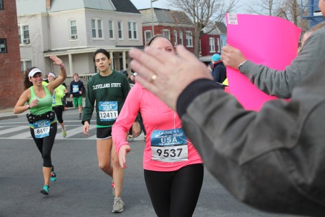 David giving Chelsea a high-five at mile 8.