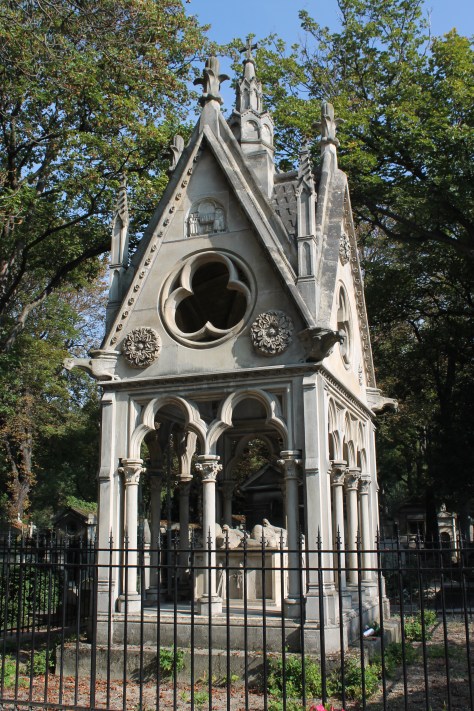 Tomb of Heloise and Abelard, Cimetière du Père-Lachaise, Paris