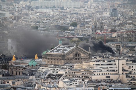 Fire near Opéra Garnier, shot with zoom.